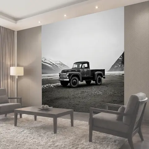 Фотообои Грузовая машина, старая и слегка ржавейшая, стоит на фоне высоких, покрытых инеем гор
